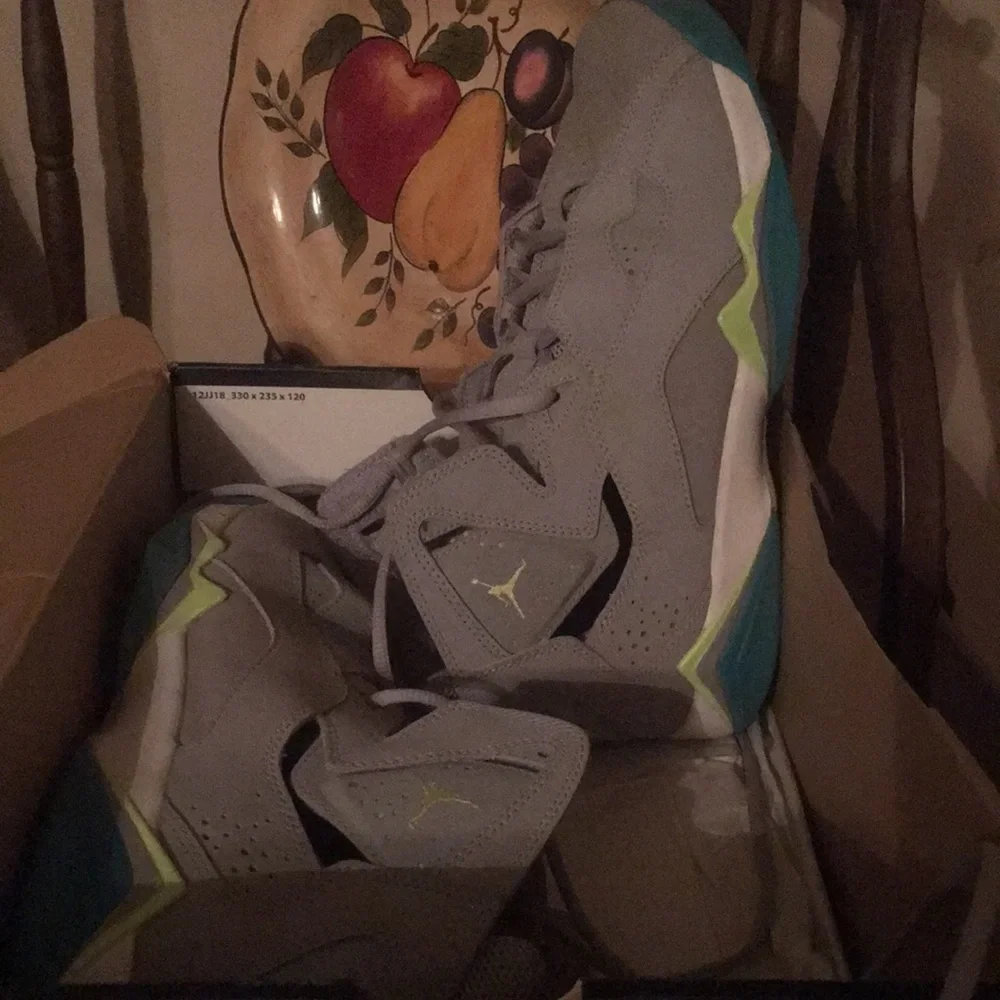 Jordan true size 7y worn once - Picture 2 of 3